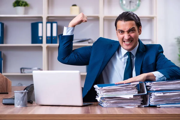 Joven hombre de negocios guapo trabajando en la oficina —  Fotos de Stock