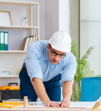 İnşaat mühendisi yeni proje üzerinde çalışıyor