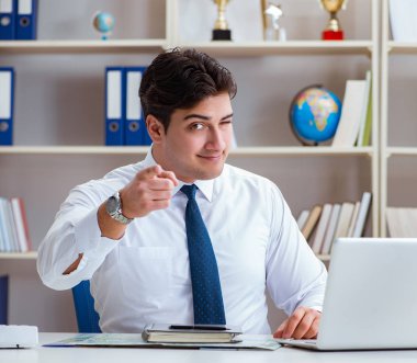 Ofiste çalışan bir iş adamı.