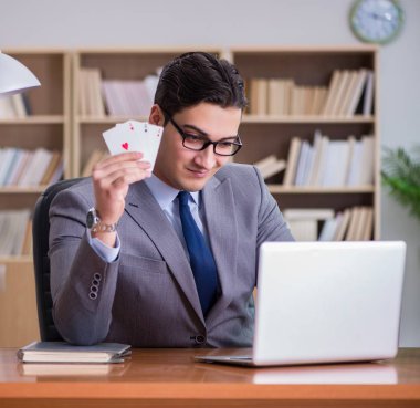 İşadamı işte kumar oynuyor.