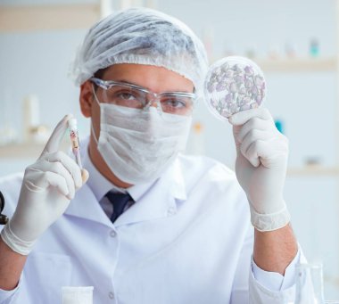 Laboratuvarda parfüm karıştıran bir kimyager.