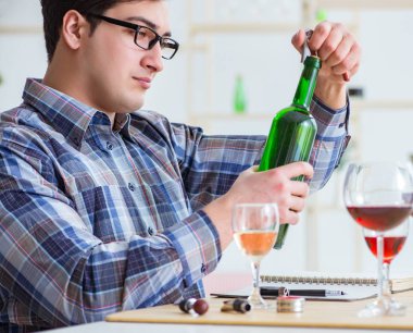 Profesyonel şarap garsonu kırmızı şarap tadıyor.