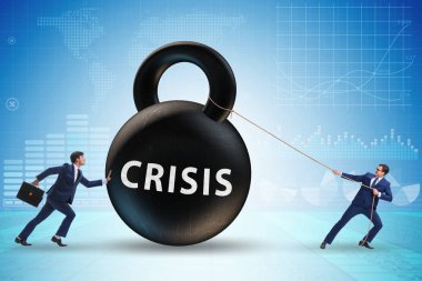 Kriz konseptinde iş adamı kettlebell çekiyor