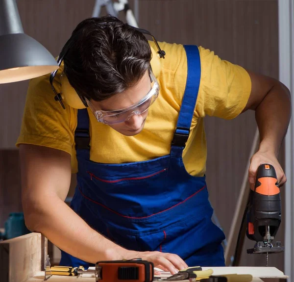 El trabajador que trabaja en taller de reparación en concepto de carpintería —  Fotos de Stock