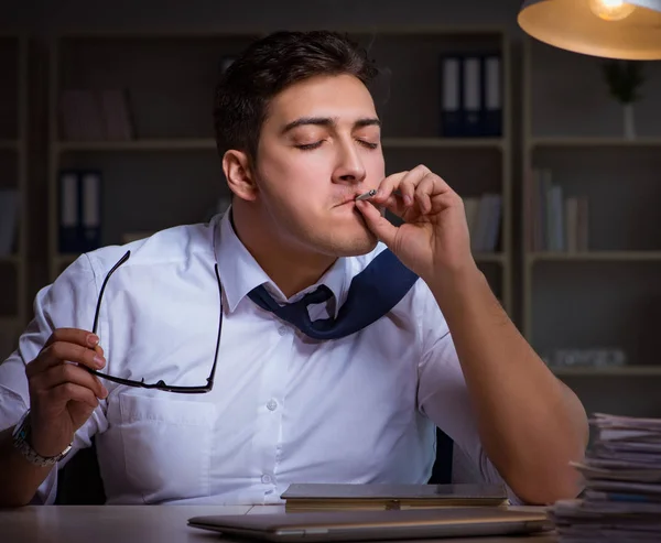 Homem ficando até tarde à noite e fumando maconha — Fotografia de Stock