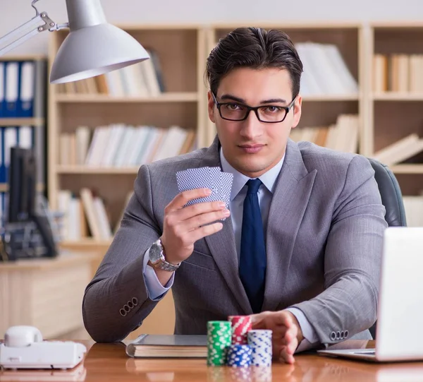 Zakenman gokken speelkaarten op het werk — Stockfoto