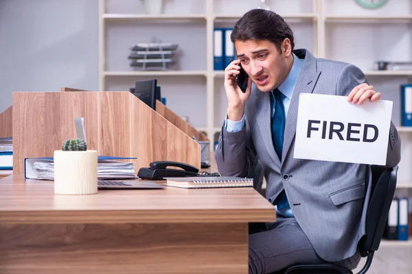 Jovem empregado masculino sendo demitido de seu trabalho — Fotografia de Stock