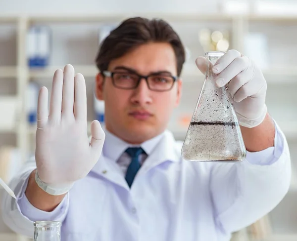 Científico joven investigador haciendo una prueba de contaminación de agua expe —  Fotos de Stock
