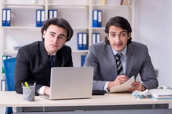 Deux jeunes employés travaillant dans le bureau — Photo