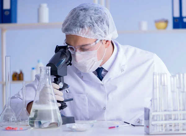 Homem no laboratório testando novo detergente solução de limpeza — Fotografia de Stock