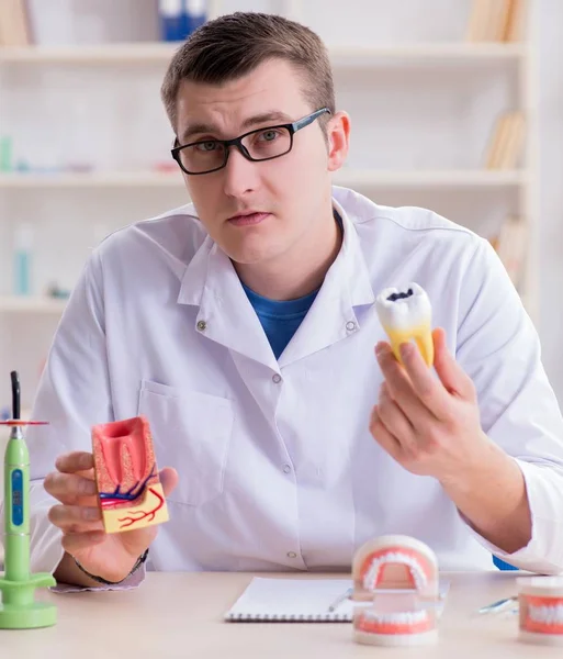 Dentiste implant dentaire de travail dans le laboratoire médical — Photo