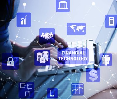 Finans teknolojileri fintech kavramı içinde laptop üzerinde eller