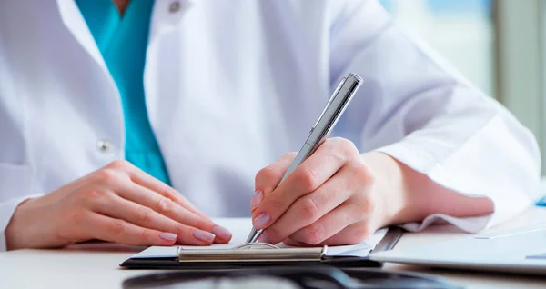 Médico con medicamentos recetados en concepto médico — Foto de Stock