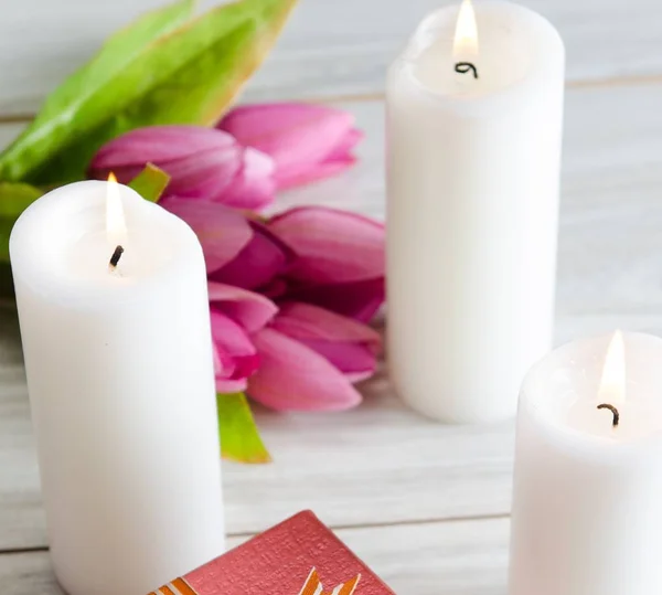 Presentförpackningen arrangeras på bordet i helgon Alla hjärtans dag semester con — Stockfoto