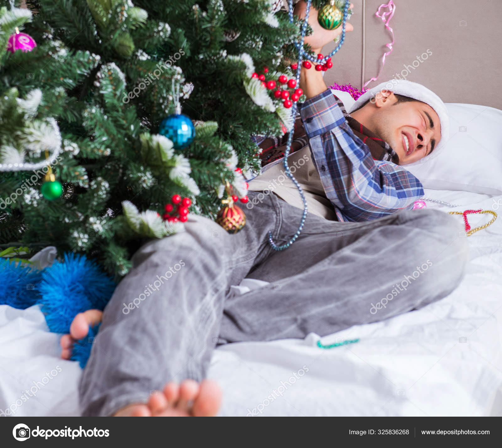 Жизнь после новогодних праздников. Восстановление после нового года. Вид после новогодних праздников. Дата выхода после новогодних праздников. Утро нового года похмелье.