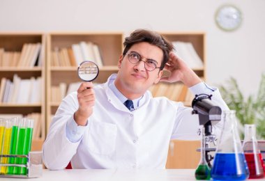 Çılgın bilim adamı bir laboratuarda deneyler yapıyor.