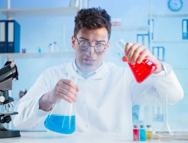 Laboratuvarda çalışan çılgın bir kimyager.