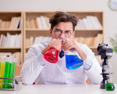 Çılgın bilim adamı bir laboratuarda deneyler yapıyor.