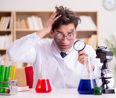 Çılgın bilim adamı bir laboratuarda deneyler yapıyor.