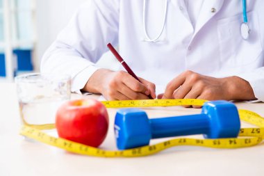 Genç erkek doktor spor ve diyet konsepti