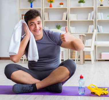 Genç adam spor ve sağlıklı yaşam tarzı dolandırıcılığı yapıyor.