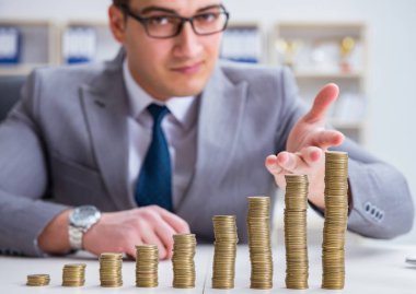 Ticari büyüme kavramında altın sikkeleri olan bir işadamı