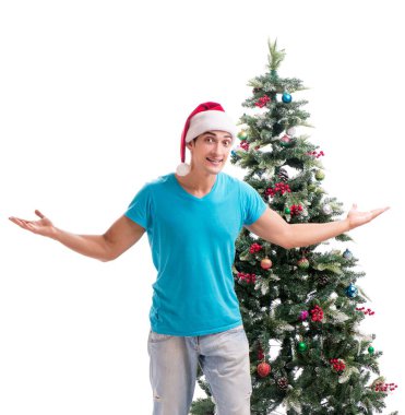 Genç adam beyaz üzerine izole edilmiş noel ağacını süslüyor.