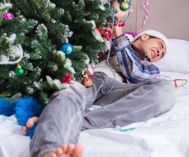 Adam noel partisinden sonra akşamdan kalma.