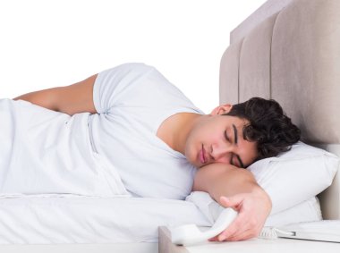 Yatakta uykusuzluk çeken bir adam.