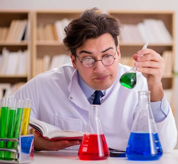 Pazzo scienziato pazzo medico facendo esperimenti in un laboratorio — Foto Stock