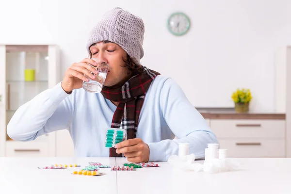 Jovem que sofre de gripe em casa — Fotografia de Stock
