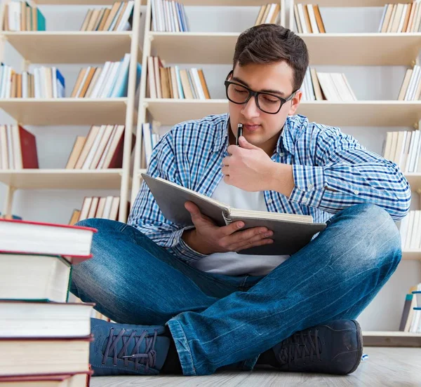 Молодий студент навчається з книгами — стокове фото