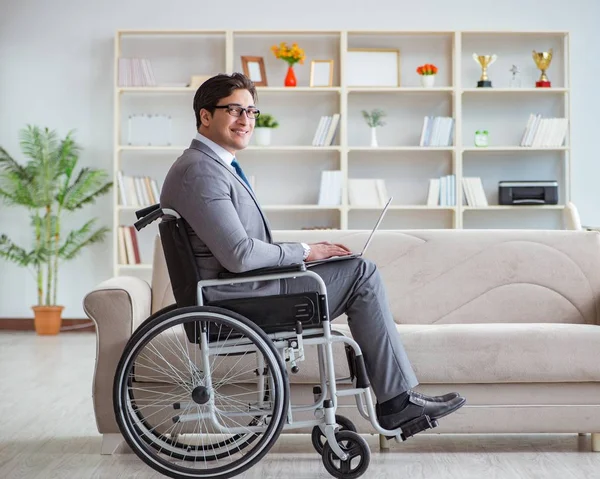 Gehandicapte zakenman op rolstoel werkt thuis — Stockfoto