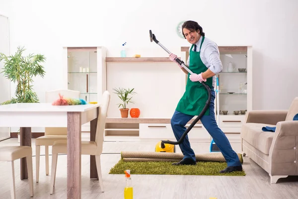 Ung forretningsmann rengjør huset. – stockfoto