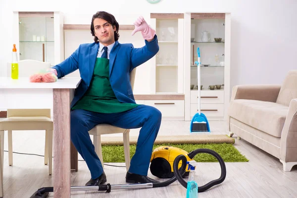 Młody biznesmen sprzątający dom — Zdjęcie stockowe