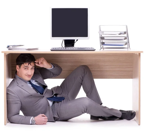 Podnikatel skrývající se v ofice — Stock fotografie