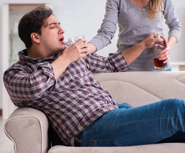 Picie problem pijany mąż człowiek w młodej koncepcji rodziny — Zdjęcie stockowe