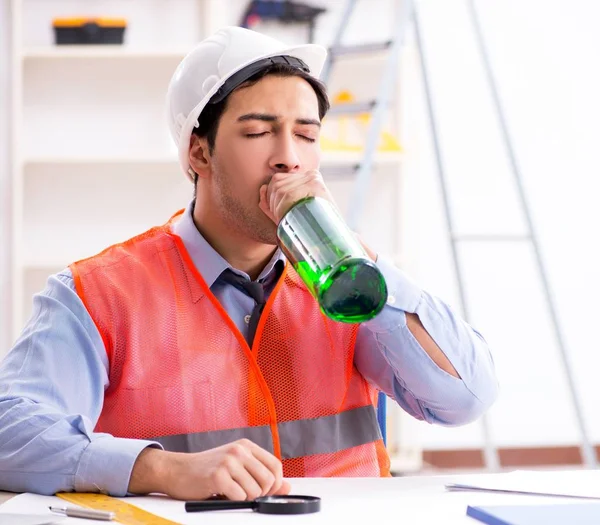 Engenheiro bêbado trabalhando na oficina — Fotografia de Stock