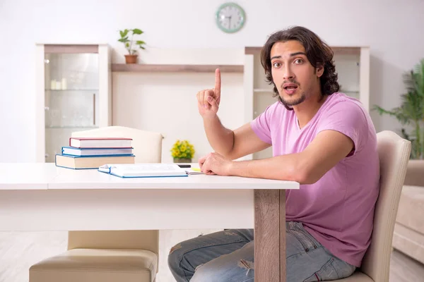 Jeune étudiant masculin se préparant aux examens à la maison — Photo