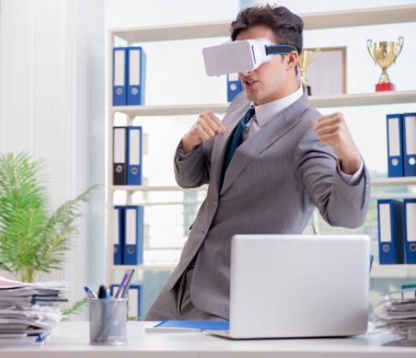 Sanal gerçeklik gözlüklü iş adamı ofisinde