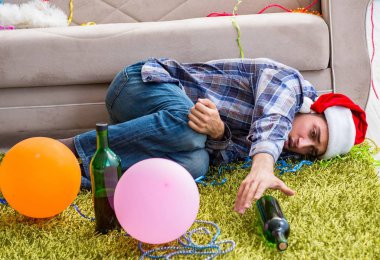 Adam noel partisinden sonra akşamdan kalma.