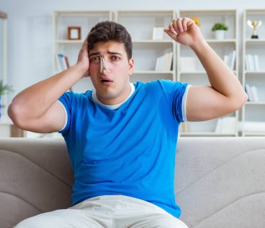 Adamın evde aşırı derecede terlemesi ve kötü kokması.