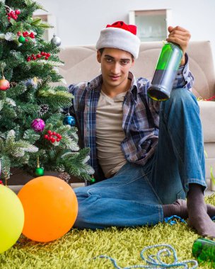 Adam noel partisinden sonra akşamdan kalma.