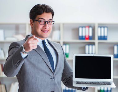 Ofiste çalışan genç bir işadamı.