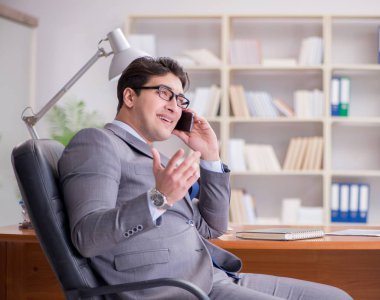 Ofiste çalışan genç bir işadamı.