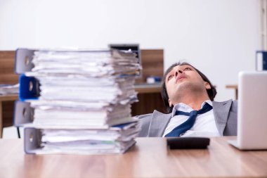 Genç bir erkek işçi aşırı işten memnun değil.