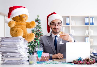 Genç işadamı Noel 'i ofiste kutluyor.