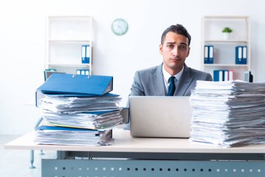 Ağır evrak işleriyle uğraşan bir iş adamı