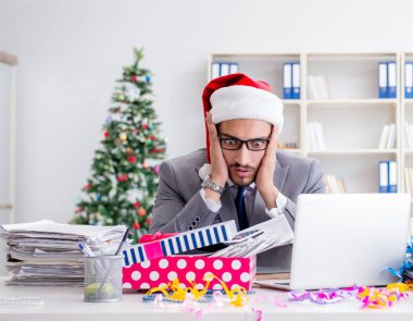 Genç işadamı Noel 'i ofiste kutluyor.