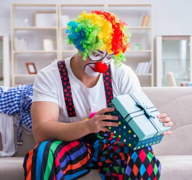 Sarhoş palyaço evde parti veriyor.